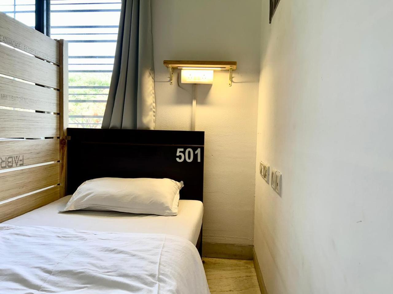 Hostel Lifespace- Twin Bungalow With Pods, Bunks, Private Rooms, Cowork & Cafe Pune Exteriör bild
