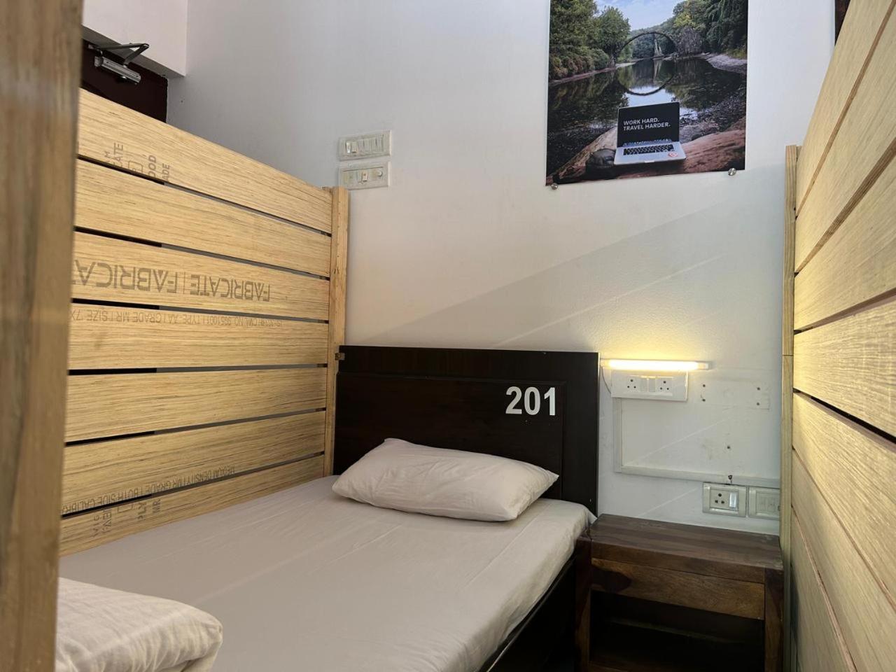 Hostel Lifespace- Twin Bungalow With Pods, Bunks, Private Rooms, Cowork & Cafe Pune Exteriör bild