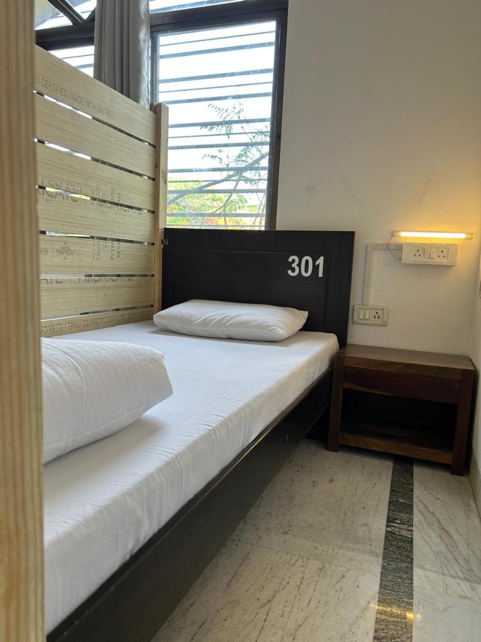 Hostel Lifespace- Twin Bungalow With Pods, Bunks, Private Rooms, Cowork & Cafe Pune Exteriör bild